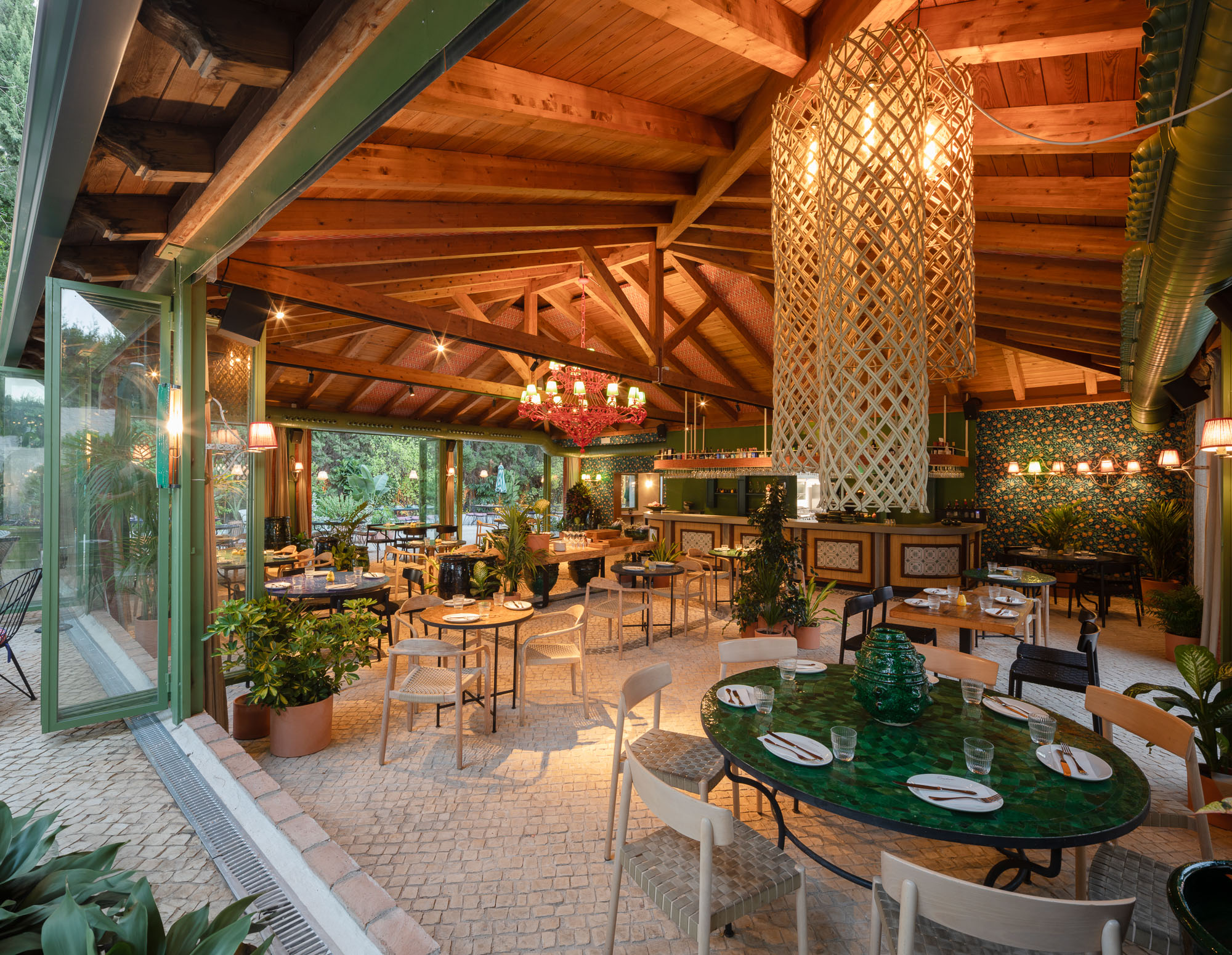 Salón preparado para una celebración en Casalimón