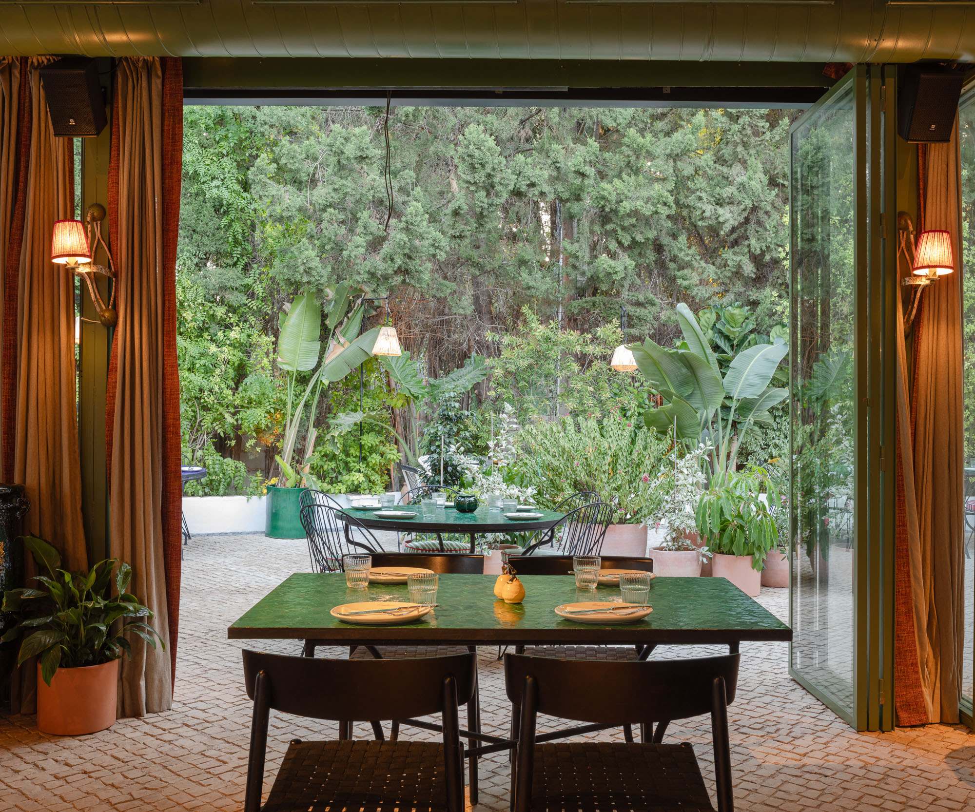 Mesa junto al jardín de Casalimón